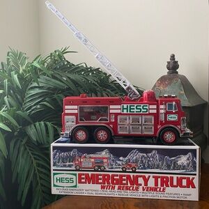 Hess Emergency Truck 2005 with Rescue Vehicle